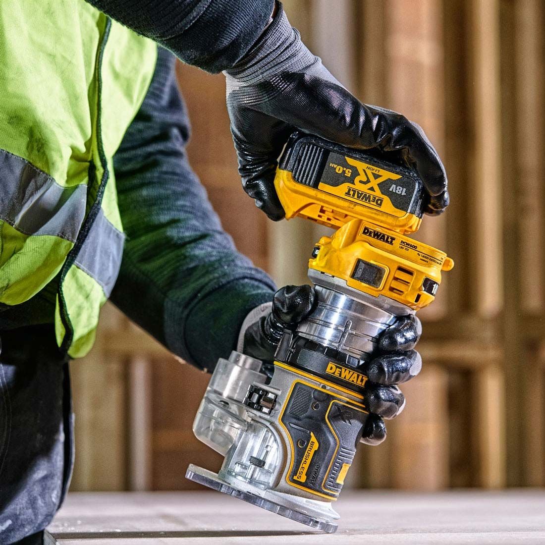 DeWalt DCW604NT-XJ 18v XR bürstenlos 1/4" Router ohne Akku und Ladegerät in TSTAK Case – Bild 6